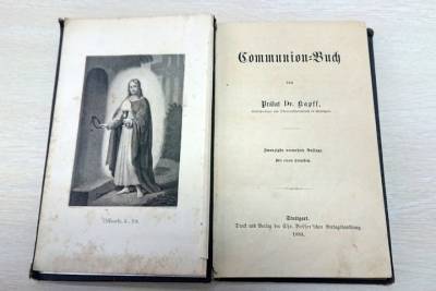 Немецкую старинную книгу нашли псковские пограничники при обыске туриста