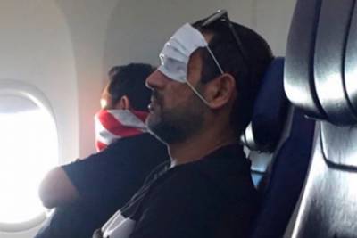 Авиапассажир применил защитную маску не по назначению и возмутил попутчика