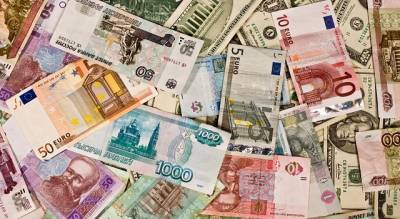 Биржа: доллар упал, а евро вырос на торгах 16 июня