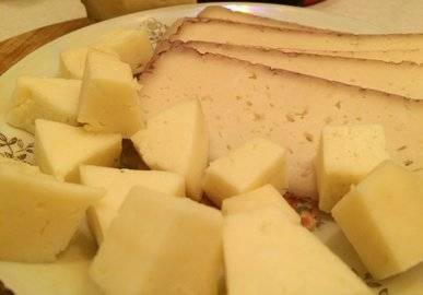 В Уфе мужчина похитил из супермаркета 10-килограммовый брусок сыра