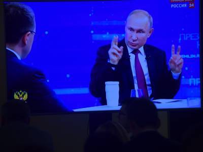 Песков заявил, что Путин намерен устроить "Прямую линию" после плебисцита