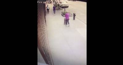 На видео прохожий сбил с ног 92-летнюю женщину средь бела дня