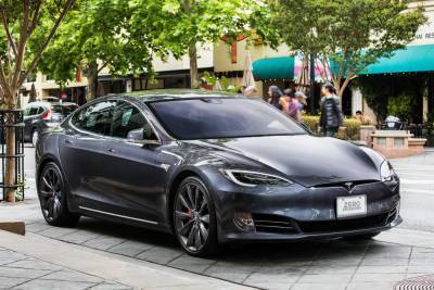 Tesla Model S — первый в мире электромобиль с запасом хода более 400 миль (почти 650 км) по циклу EPA. И, похоже, выход Tesla Model 3 с аккумулятором на 100 кВт•ч уже не за горами