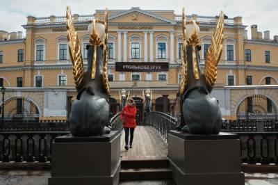 В Петербурге фигуры грифонов облили краской и поцарапали