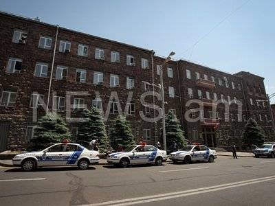 Полиция продолжает стягивать силы к зданию СНБ, где идет допрос Гагика Царукяна