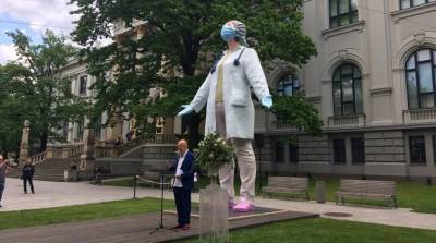 В Риге открыли шестиметровую статую "Медики для мира"