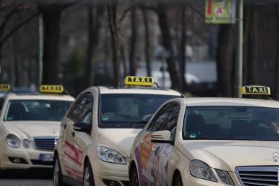 Водителям такси автоматически продлят разрешение на перевозку пассажиров