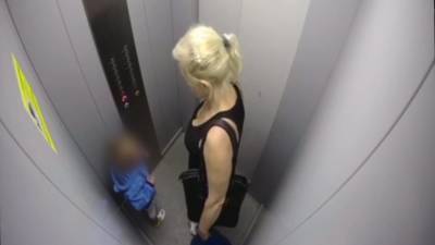 «Потеряла управление над собой»: в Красноярске допросили женщину, избившую внучку в лифте
