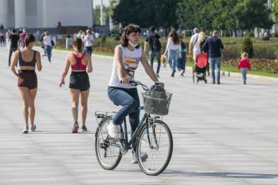 Столичных велосипедистов призвали надевать маски и перчатки во время прогулок