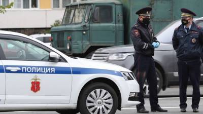 В Петербурге водитель и пассажир Mercedes напали на полицейских