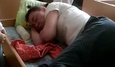Воспитательница детского сада Екатеринбурга уснула пьяной в детской кроватке
