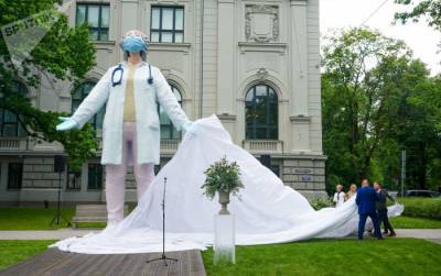 Спасибо медикам: городской ландшафт Риги украсила шестиметровая скульптура