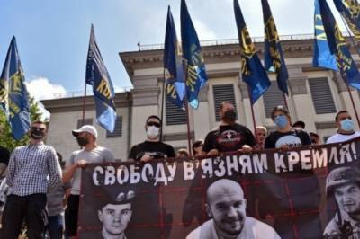 Под посольством России активисты требовали информации о заключенных Кремля