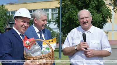 Сульфат аммония и карбамид - Лукашенко уехал из Гродно с необычным подарком