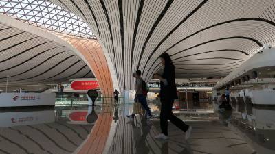 Пекинский аэропорт начал массово отменять рейсы из-за новой вспышки коронавируса