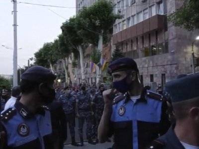 Сотрудники Полиции оцепили здание СНБ Армении