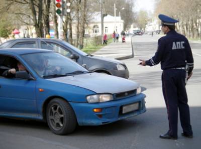 Двое мужчин напали на инспекторов ГИБДД в Петербурге