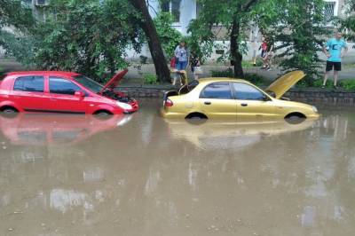 Машины наполовину в воде: в Николаеве ливень затопил практически весь центр города (фото и видео)