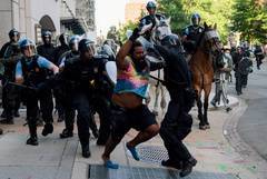 Трамп подписал указ о реформе полиции после волны протестов