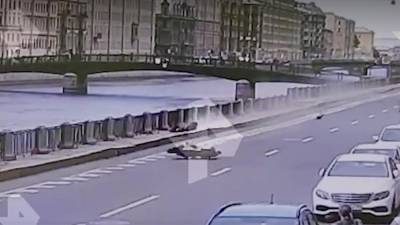 В Петербурге мотоциклист сбил пешехода и погиб