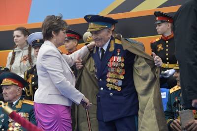 Попова разрешила ветеранам смотреть парад Победы без маски