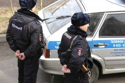 Двое неизвестных петербуржцев напали на сотрудников ГИБДД