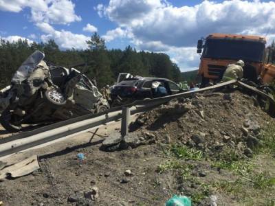 В России грузовик со щебнем смял пять машин, есть погибшие и раненые