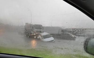 На Пулковском шоссе из-под воды пытаются достать иномарку