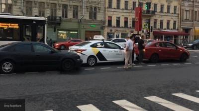 Тройное ДТП произошло в центре Санкт-Петербурга с участием "Яндекс. Такси"
