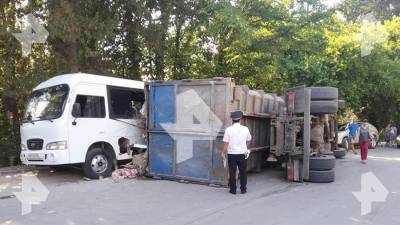 Три человека пострадали в Сочи при опрокидывании грузовика на автобус