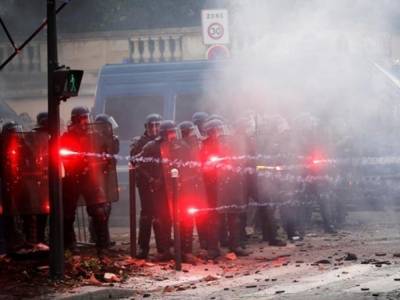 В Париже произошли столкновения между протестующими медиками и полицией