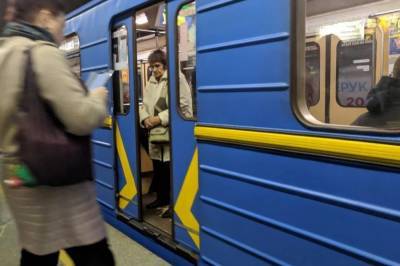 В Киеве неизвестный ранил себя в живот и сбежал в тоннель метро