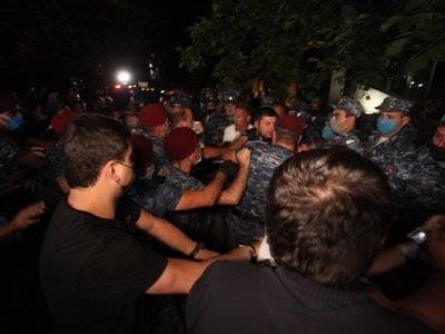 Полицейские укладывают сторонников Царукяна на асфальт