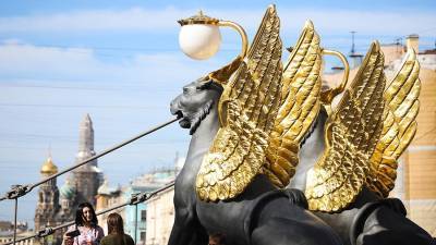 В Петербурге скульптуры грифонов отмыли от краски
