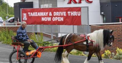 KFC отказался обслуживать мужчину на конной повозке. Зато «Макдоналдс» согласился