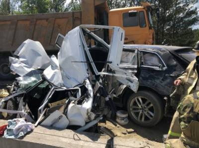 Самосвал раздавил пять автомобилей в России: двое погибших, семеро пострадавших