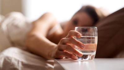 Ученые объяснили пользу употребления стакана воды натощак на организм