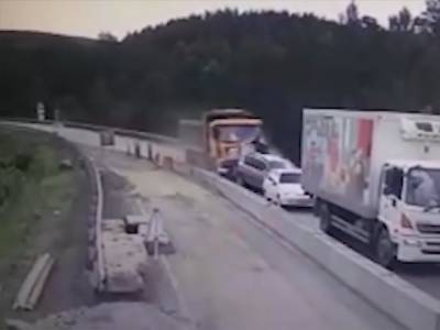 Момент кошмарного ДТП с большегрузом, протаранившем колонну автомобилей на М-5, попал на видео