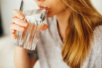 Ученые рассказали, какую пользу приносит употребление стакана воды натощак