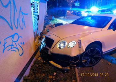 В Чехии водитель разбил свой Bentley, скрываясь от полиции: видео