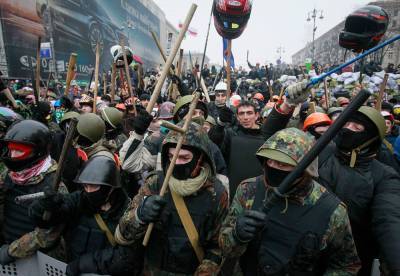 В Киеве «Активисты» забили полицейского под крики слава нации и Путин не пройдет. Фото