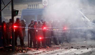Кидают камни, бьют машины. В Париже акция протеста медиков обернулась беспорядками