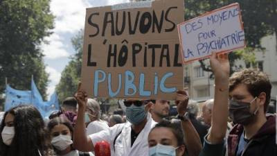 Во Франции на митинги вышли медики