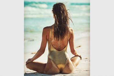 Модель Victoria’s Secret снялась в откровенной фотосессии на пляже