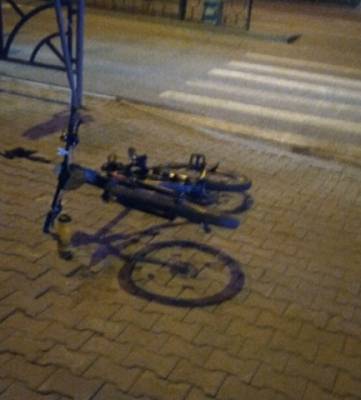 В Екатеринбурге в ночной аварии пострадал велосипедист, выехавший на «красный»