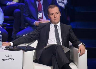 Медведев рассказал о нанесенном экономике России тройном ударе