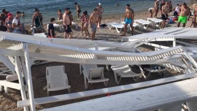 На пляже в Севастополе на отдыхающих обрушился деревянный навес