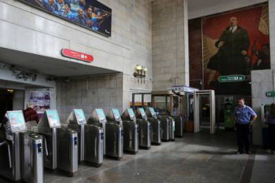 Из метро Петербурга до конца июня исчезнут автоматы с масками и перчатками