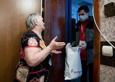 Депутат МГД: соцработники продолжат помогать остающимся дома пожилым москвичам