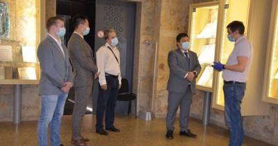 Еврейский музей в Днепре посетили представители ведущего бренда электроники из Китая